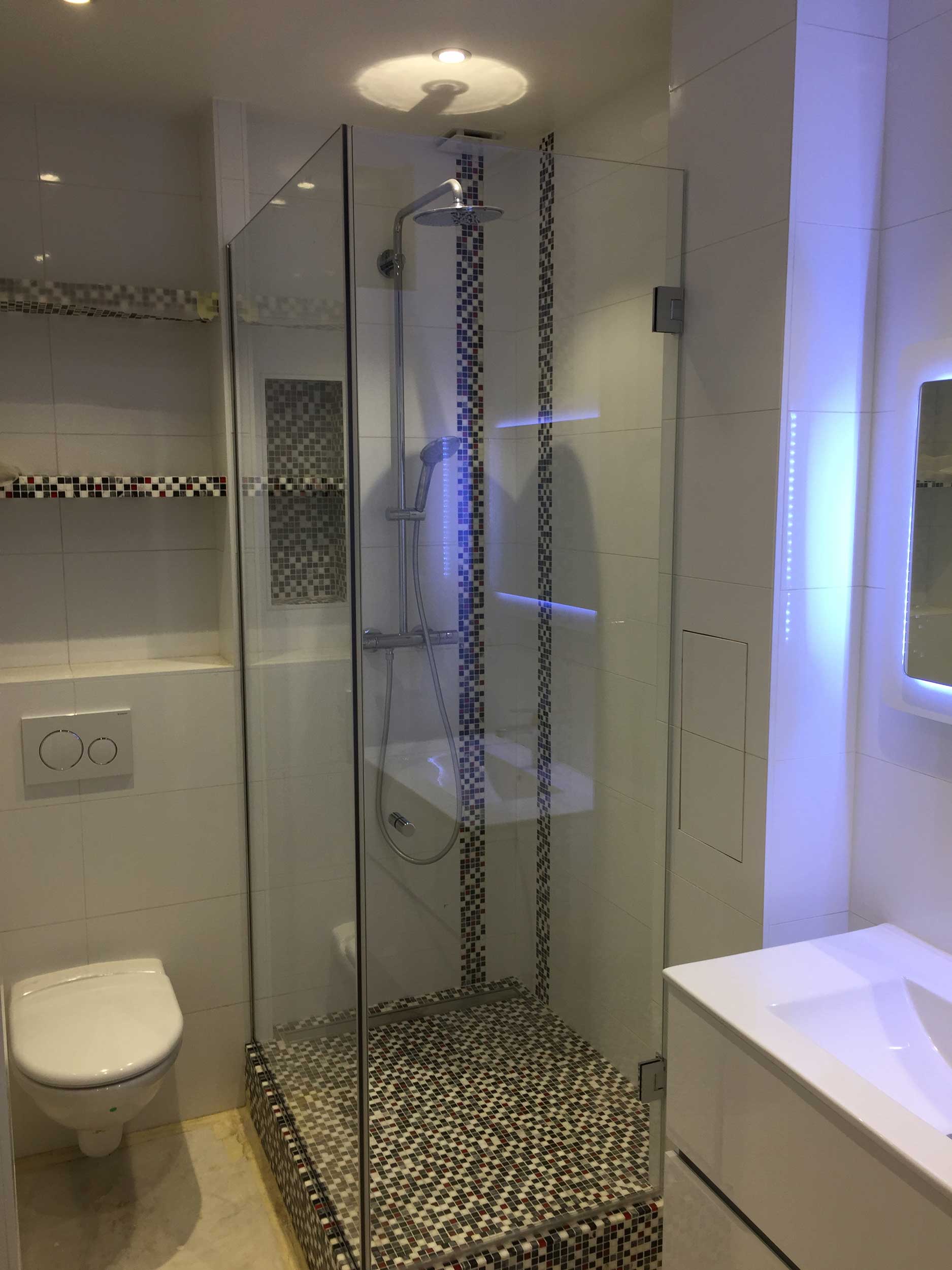 Douche à l’italienne avec plomberie haut de gamme