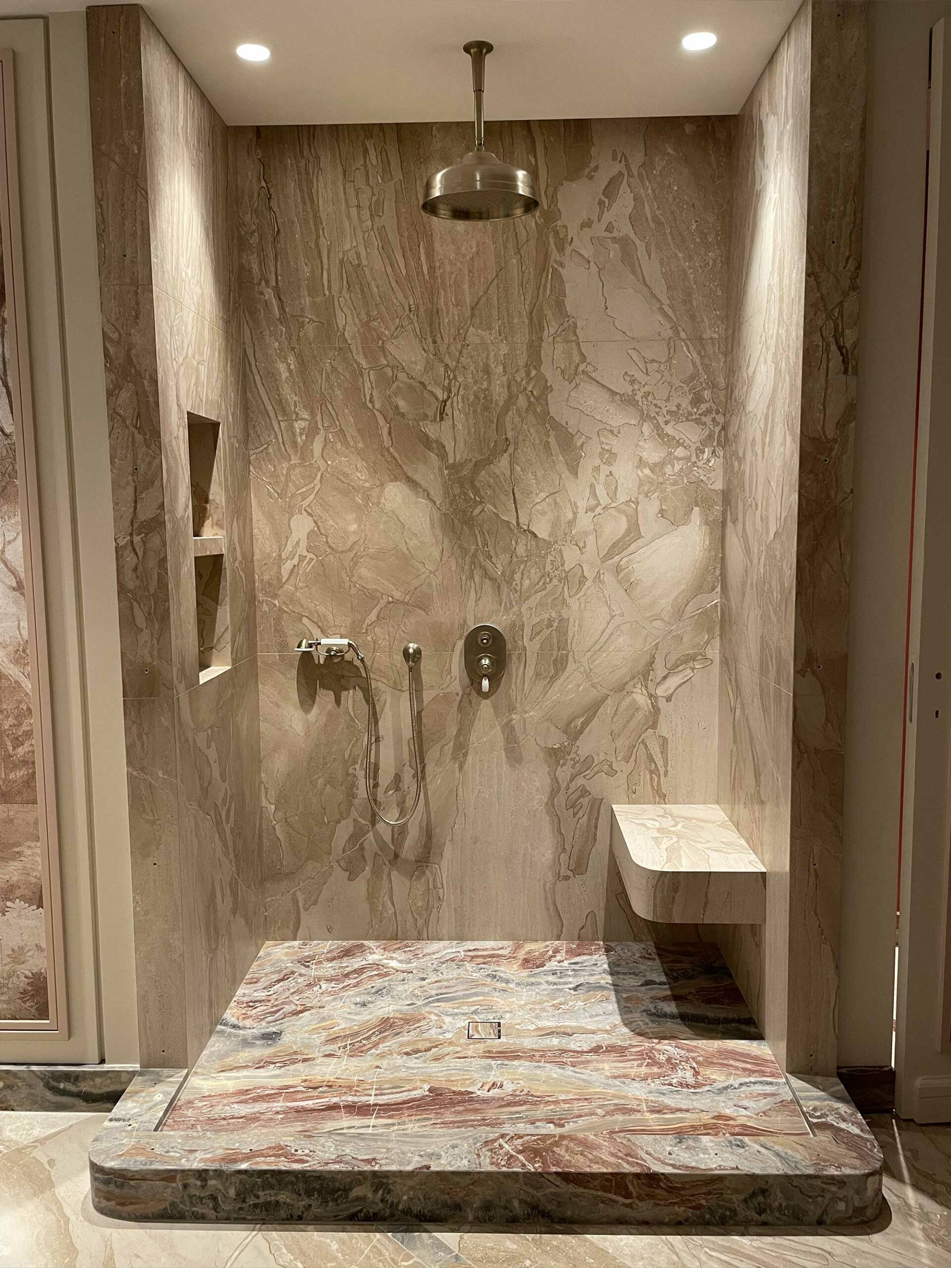 ACQUADARTE-Réalisation-dune-douche-en-marbre-sur-mesure-à-Paris-7 Réalisation d’une douche en marbre sur mesure à Paris 7